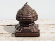 Carica l&#39;immagine nel visualizzatore di Gallery, scatola portaspezie indiana in legno, con coperchio scorrevole e ruote . Ricavata da un unico tronco incavato a mano , pezzo unico.  20x18xh29cm   per qualsiasi info , altre foto di articoli simili segui il sito e social o via whatsapp 0039 3338778241 ig/fb/pinterest : etnikobycrosato info@etniko.it