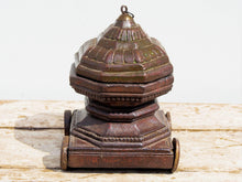 Carica l&#39;immagine nel visualizzatore di Gallery, scatola portaspezie indiana in legno, con coperchio scorrevole e ruote . Ricavata da un unico tronco incavato a mano , pezzo unico.  20x18xh29cm   per qualsiasi info , altre foto di articoli simili segui il sito e social o via whatsapp 0039 3338778241 ig/fb/pinterest : etnikobycrosato info@etniko.it