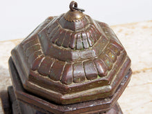 Carica l&#39;immagine nel visualizzatore di Gallery, scatola portaspezie indiana in legno, con coperchio scorrevole e ruote . Ricavata da un unico tronco incavato a mano , pezzo unico.  20x18xh29cm   per qualsiasi info , altre foto di articoli simili segui il sito e social o via whatsapp 0039 3338778241 ig/fb/pinterest : etnikobycrosato info@etniko.it