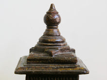 Carica l&#39;immagine nel visualizzatore di Gallery, scatola portaspezie indiana in legno, con coperchio scorrevole e ruote . Ricavata da un unico tronco incavato a mano , pezzo unico.  22x22xh33cm