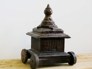 scatola portaspezie indiana in legno, con coperchio scorrevole e ruote . Ricavata da un unico tronco incavato a mano , pezzo unico.  22x22xh33cm