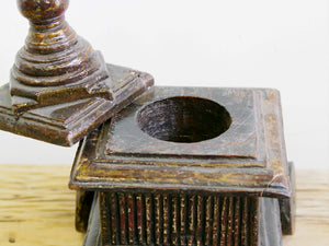scatola portaspezie indiana in legno, con coperchio scorrevole e ruote . Ricavata da un unico tronco incavato a mano , pezzo unico.  22x22xh33cm