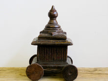 Carica l&#39;immagine nel visualizzatore di Gallery, scatola portaspezie indiana in legno, con coperchio scorrevole e ruote . Ricavata da un unico tronco incavato a mano , pezzo unico.  22x22xh33cm