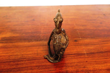 Carica l&#39;immagine nel visualizzatore di Gallery, antica statua in bronzo del Camerun. dimensioni 7x6xh12cm.
