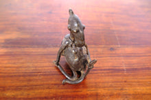 Carica l&#39;immagine nel visualizzatore di Gallery, antica statua in bronzo del Camerun. dimensioni 7x6xh12cm.