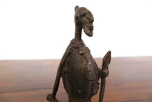 Carica l&#39;immagine nel visualizzatore di Gallery, antica statua in bronzo del Camerun. dimensioni 7x6xh12cm.