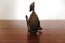 Carica l&#39;immagine nel visualizzatore di Gallery, antica statua in bronzo del Camerun. dimensioni 7x6xh12cm.