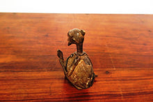 Carica l&#39;immagine nel visualizzatore di Gallery, antica statua in bronzo del Camerun. dimensioni 7x6xh12cm.
