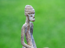 Carica l&#39;immagine nel visualizzatore di Gallery, Antica statua guerriero su cavallo in bronzo del Mali.Dimensioni 4x18 h30cm.  per maggiori info o dettagli info@etniko.it 0039 3338778241