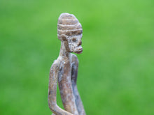 Carica l&#39;immagine nel visualizzatore di Gallery, Antica statua guerriero su cavallo in bronzo del Mali.Dimensioni 4x18 h30cm.  per maggiori info o dettagli info@etniko.it 0039 3338778241