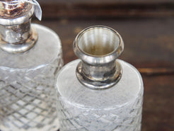 coppia vecchie bottiglie molate, incise, cesellate con tappo in argento.. si possono usare come oliera, bottiglietta per alcolici, porta aceto, vasetto per fiori, porta profumo, ecc... made in india, dimensioni diametro 7x6 h19cm.