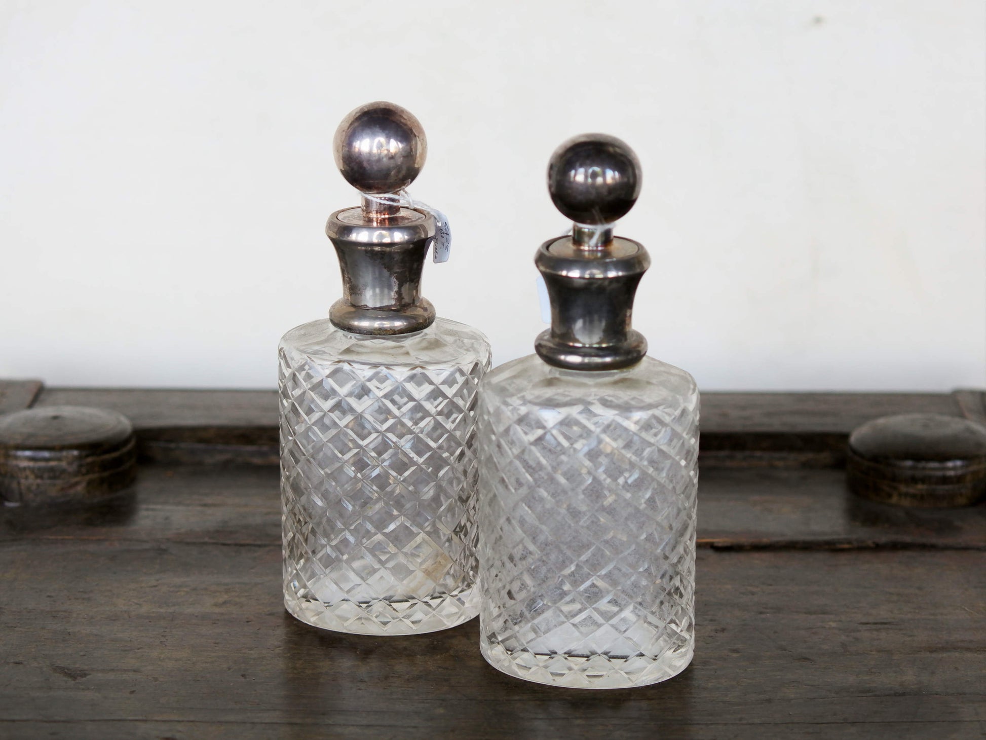coppia vecchie bottiglie molate, incise, cesellate con tappo in argento.. si possono usare come oliera, bottiglietta per alcolici, porta aceto, vasetto per fiori, porta profumo, ecc... made in india, dimensioni diametro 7x6 h19cm.
