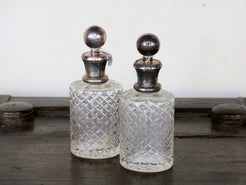 coppia vecchie bottiglie molate, incise, cesellate con tappo in argento.. si possono usare come oliera, bottiglietta per alcolici, porta aceto, vasetto per fiori, porta profumo, ecc... made in india, dimensioni diametro 7x6 h19cm.