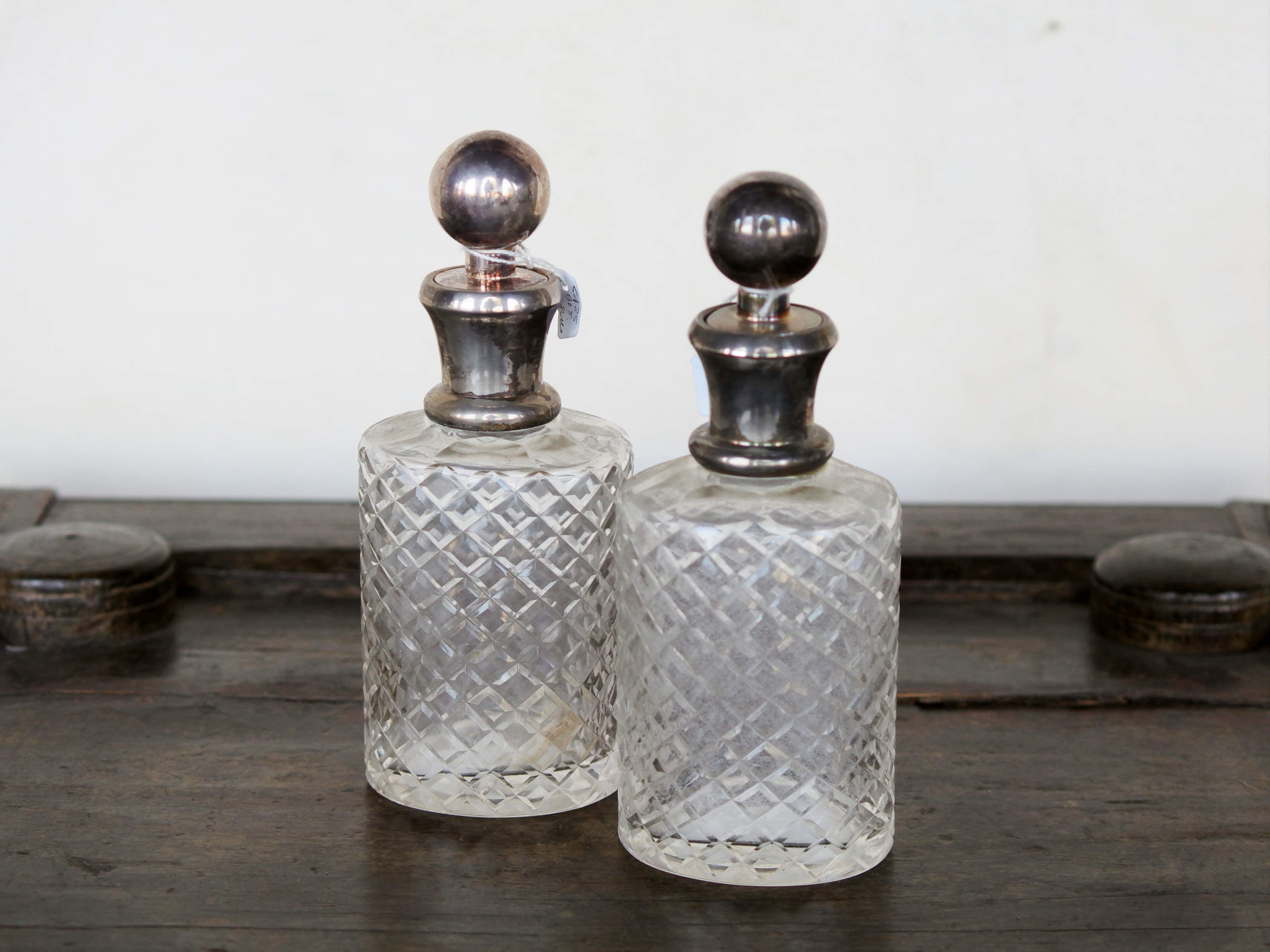 coppia vecchie bottiglie molate, incise, cesellate con tappo in argento.. si possono usare come oliera, bottiglietta per alcolici, porta aceto, vasetto per fiori, porta profumo, ecc... made in india, dimensioni diametro 7x6 h19cm.