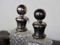 coppia vecchie bottiglie molate, incise, cesellate con tappo in argento.. si possono usare come oliera, bottiglietta per alcolici, porta aceto, vasetto per fiori, porta profumo, ecc... made in india, dimensioni diametro 7x6 h19cm.