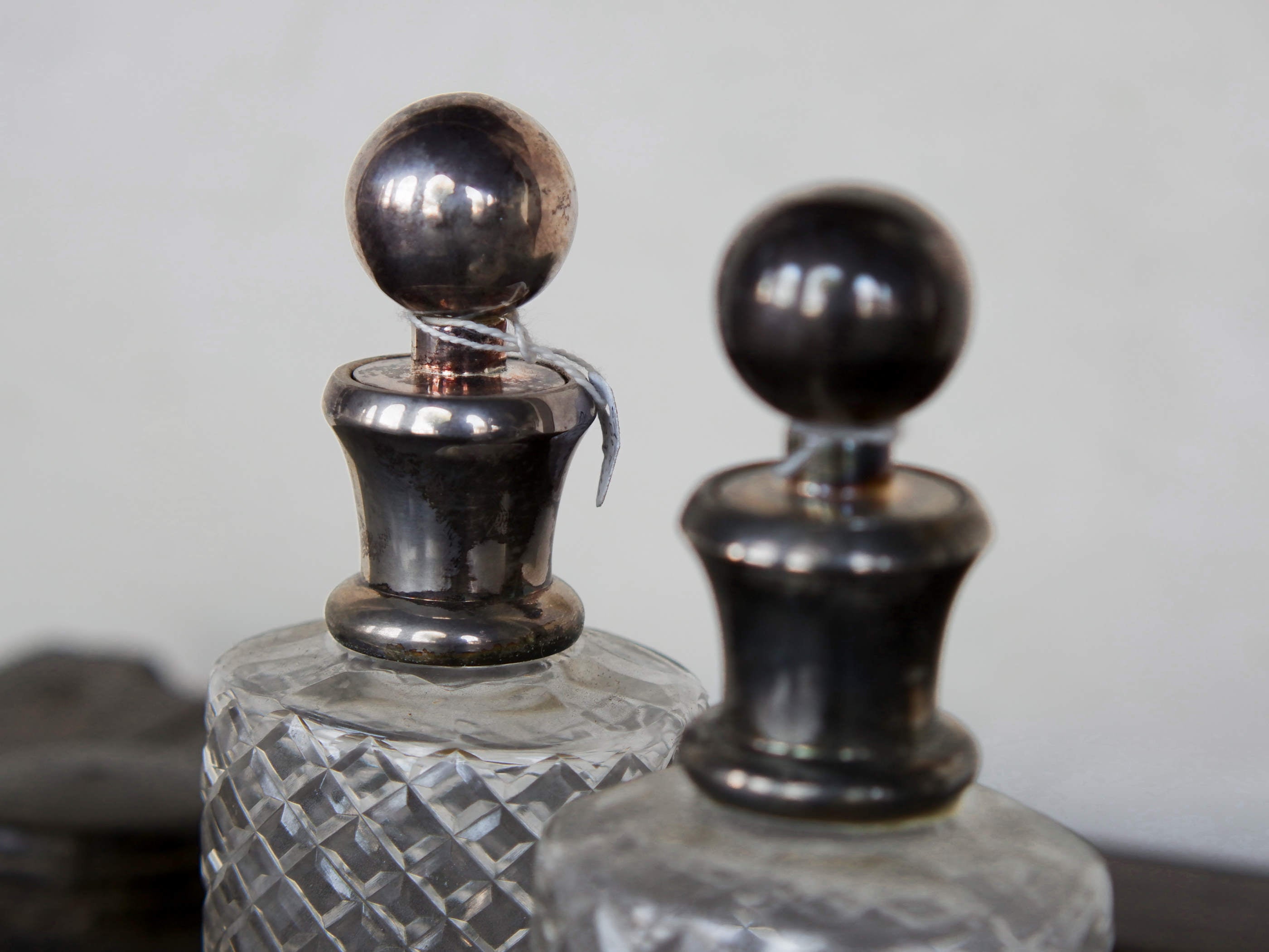 coppia vecchie bottiglie molate, incise, cesellate con tappo in argento.. si possono usare come oliera, bottiglietta per alcolici, porta aceto, vasetto per fiori, porta profumo, ecc... made in india, dimensioni diametro 7x6 h19cm.