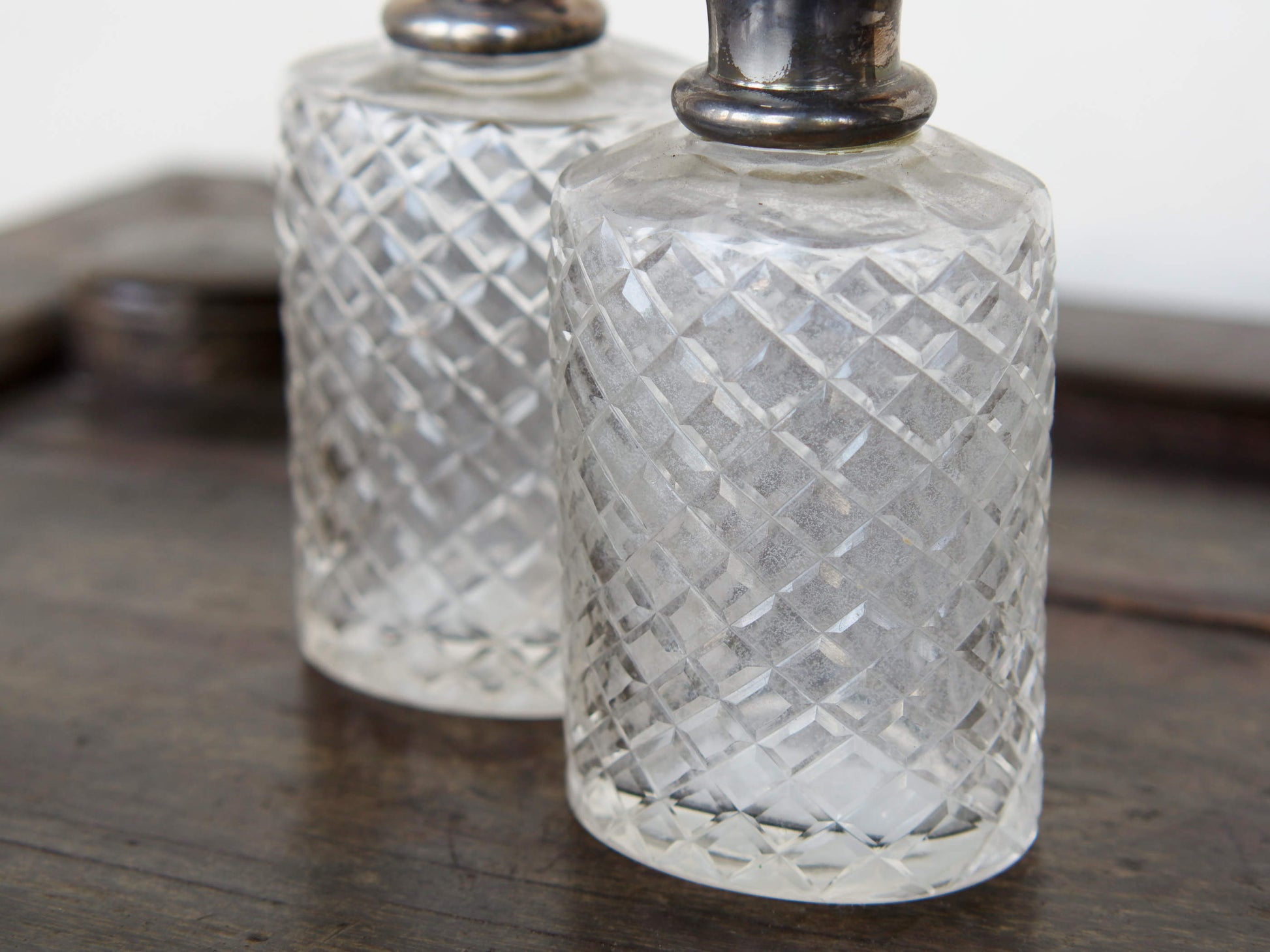 coppia vecchie bottiglie molate, incise, cesellate con tappo in argento.. si possono usare come oliera, bottiglietta per alcolici, porta aceto, vasetto per fiori, porta profumo, ecc... made in india, dimensioni diametro 7x6 h19cm.