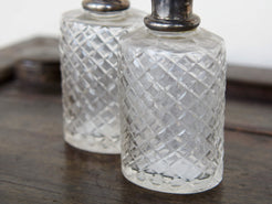 coppia vecchie bottiglie molate, incise, cesellate con tappo in argento.. si possono usare come oliera, bottiglietta per alcolici, porta aceto, vasetto per fiori, porta profumo, ecc... made in india, dimensioni diametro 7x6 h19cm.