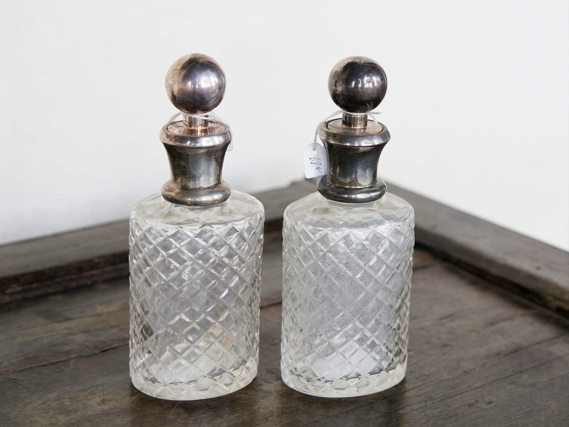 coppia vecchie bottiglie molate, incise, cesellate con tappo in argento.. si possono usare come oliera, bottiglietta per alcolici, porta aceto, vasetto per fiori, porta profumo, ecc... made in india, dimensioni diametro 7x6 h19cm.