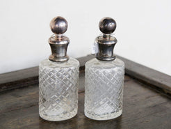 coppia vecchie bottiglie molate, incise, cesellate con tappo in argento.. si possono usare come oliera, bottiglietta per alcolici, porta aceto, vasetto per fiori, porta profumo, ecc... made in india, dimensioni diametro 7x6 h19cm.