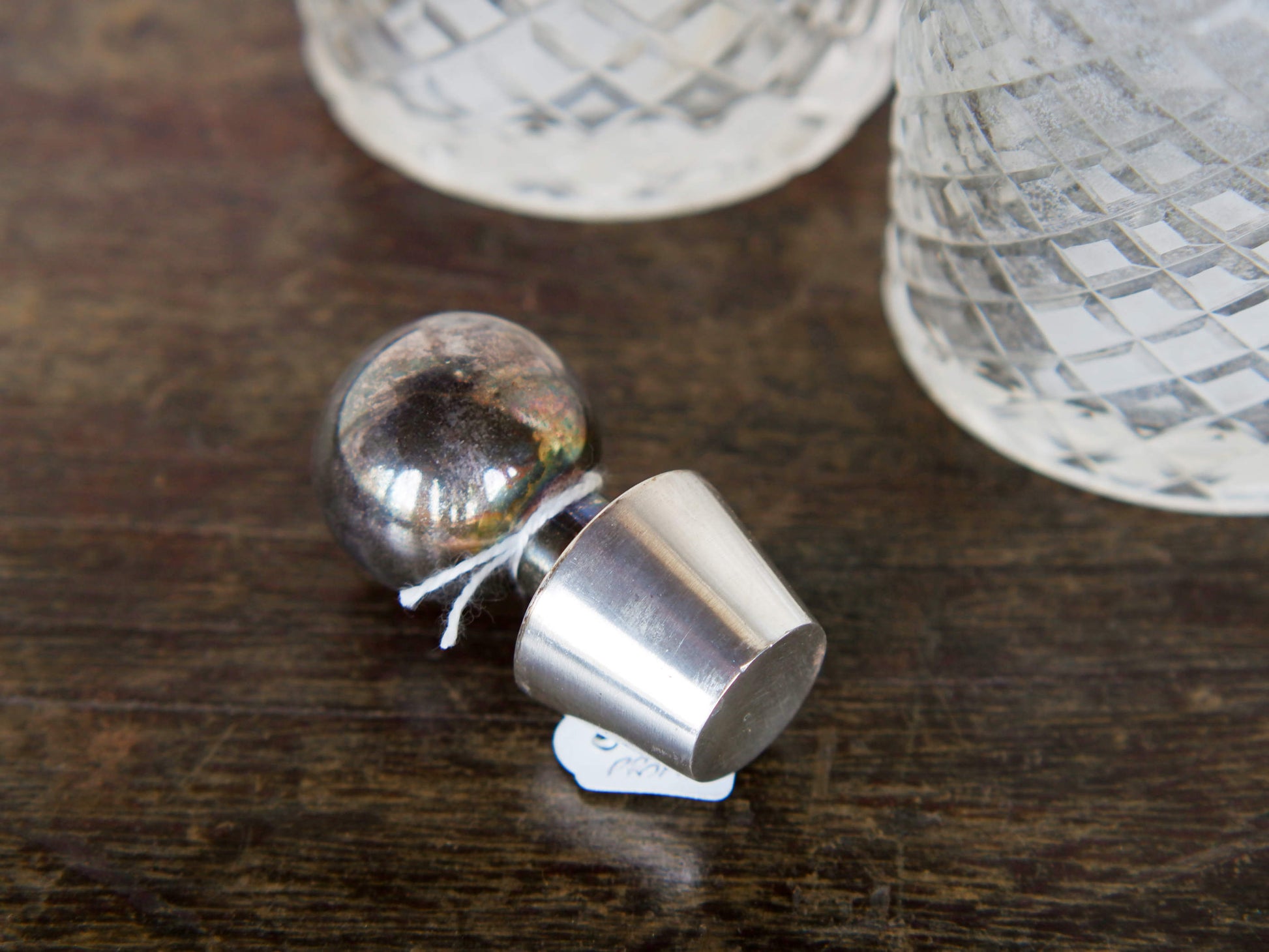 coppia vecchie bottiglie molate, incise, cesellate con tappo in argento.. si possono usare come oliera, bottiglietta per alcolici, porta aceto, vasetto per fiori, porta profumo, ecc... made in india, dimensioni diametro 7x6 h19cm.