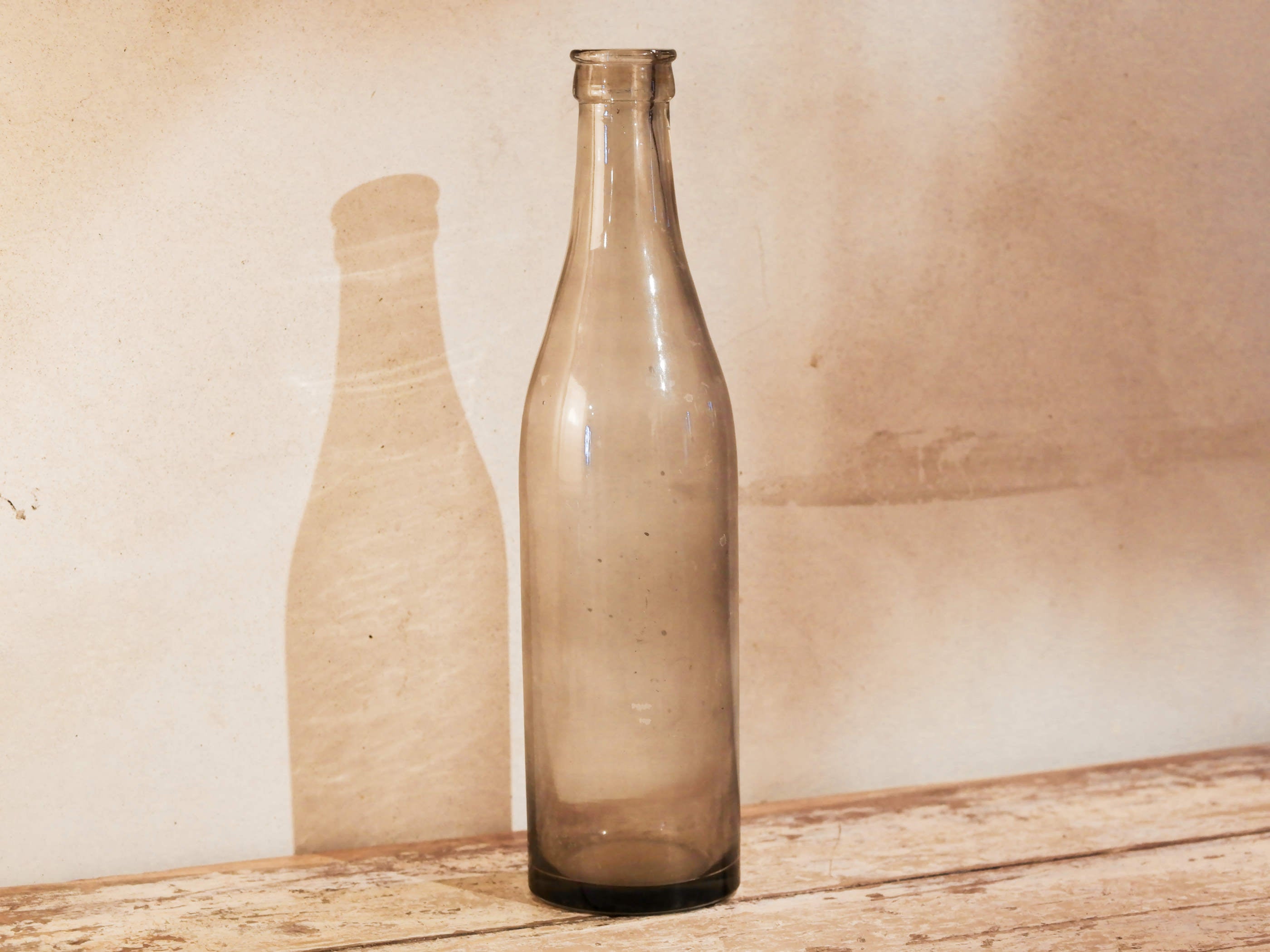 Bottiglia In Vetro Colorata che si può impiegare per l 'acqua, per l 'olio, come portafiori... Lavorata artigialmente.  Dimensioni Diametro 9 h40cm.    per ulteriori info... info@etniko.it 0039 3338778241 whatsapp. www.etniko.it instagram , facebook, etsy : etnikobycrosato