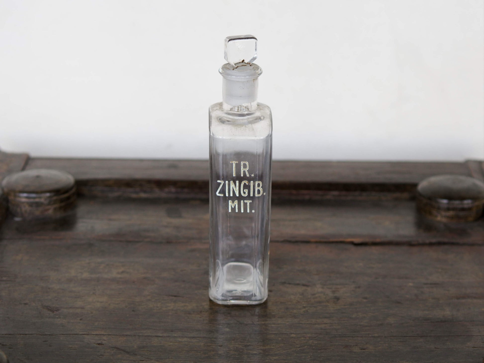 Vecchia bottiglia da farmacia con tappo, bottiglia vintage trasparente, bottiglia chimica rettangolare con dicitura incisa. Lavorata artigialmente.  Dimensioni 4x7 h20cm.    per ulteriori info... mail info@etniko.it whatsapp 0039 3338778241 instagram, facebook, etsy : etnikobycrosato