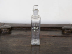 Vecchia bottiglia da farmacia con tappo, bottiglia vintage trasparente, bottiglia chimica rettangolare con dicitura incisa. Lavorata artigialmente.  Dimensioni 4x7 h20cm.    per ulteriori info... mail info@etniko.it whatsapp 0039 3338778241 instagram, facebook, etsy : etnikobycrosato