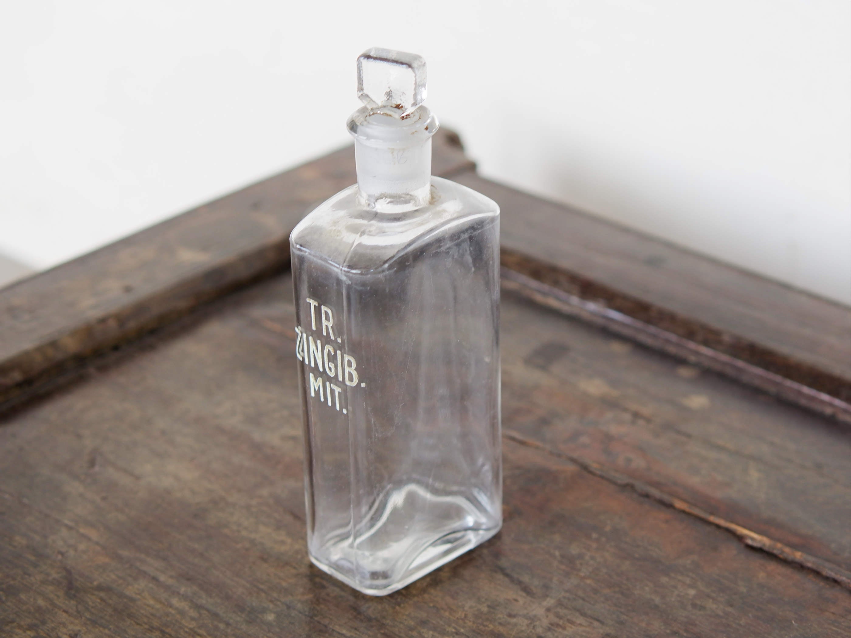 Vecchia bottiglia da farmacia con tappo, bottiglia vintage trasparente, bottiglia chimica rettangolare con dicitura incisa. Lavorata artigialmente.  Dimensioni 4x7 h20cm.    per ulteriori info... mail info@etniko.it whatsapp 0039 3338778241 instagram, facebook, etsy : etnikobycrosato