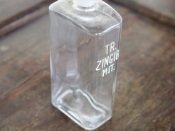 Vecchia bottiglia da farmacia con tappo, bottiglia vintage trasparente, bottiglia chimica rettangolare con dicitura incisa. Lavorata artigialmente.  Dimensioni 4x7 h20cm.    per ulteriori info... mail info@etniko.it whatsapp 0039 3338778241 instagram, facebook, etsy : etnikobycrosato