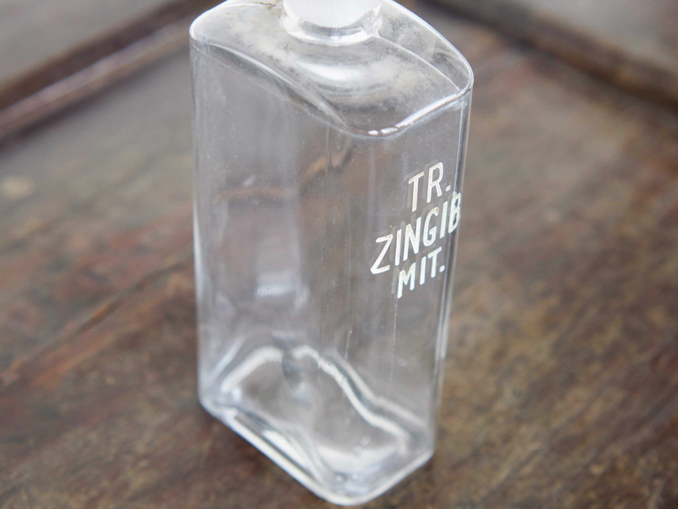 Vecchia bottiglia da farmacia con tappo, bottiglia vintage trasparente, bottiglia chimica rettangolare con dicitura incisa. Lavorata artigialmente.  Dimensioni 4x7 h20cm.    per ulteriori info... mail info@etniko.it whatsapp 0039 3338778241 instagram, facebook, etsy : etnikobycrosato