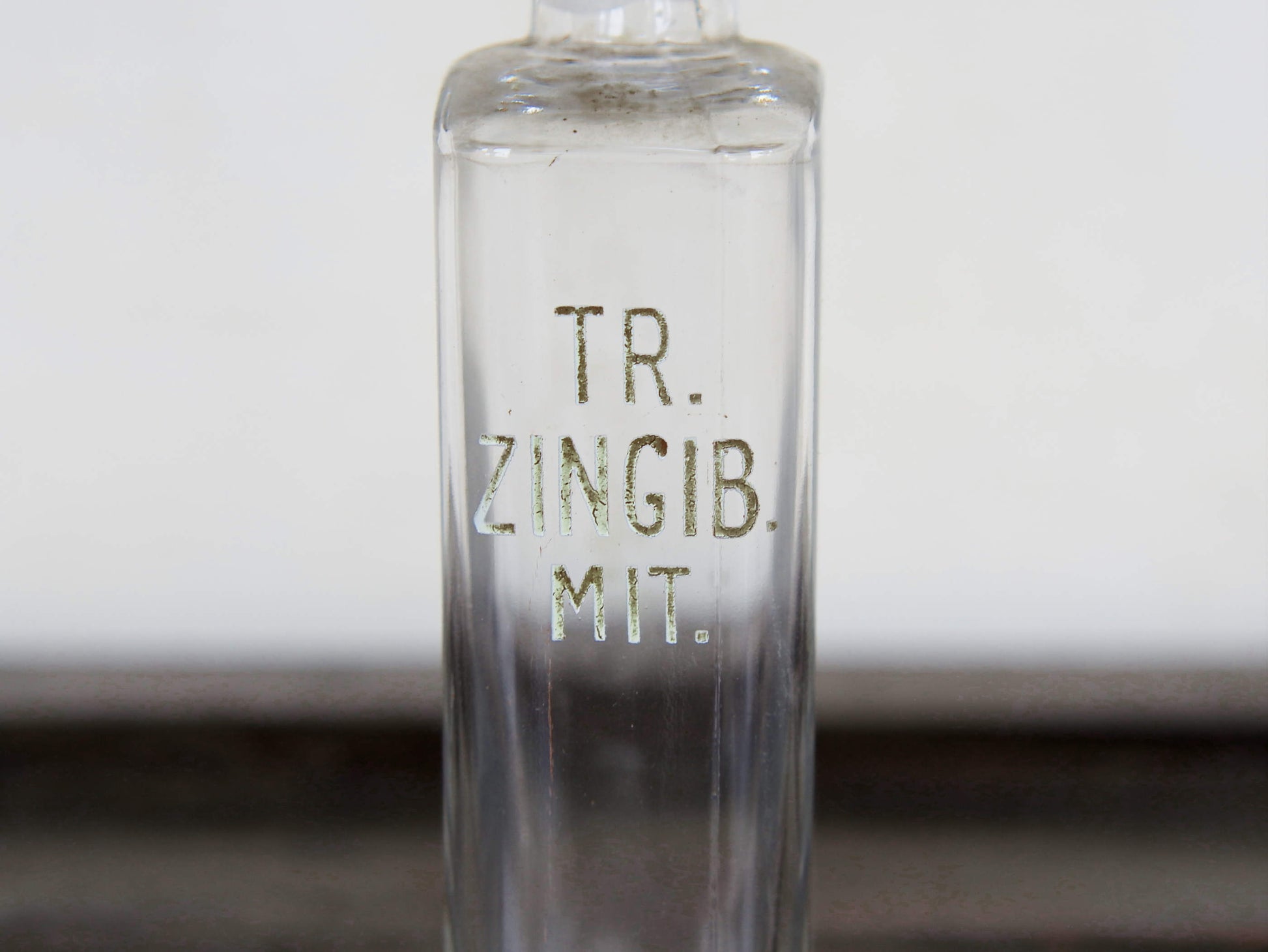 Vecchia bottiglia da farmacia con tappo, bottiglia vintage trasparente, bottiglia chimica rettangolare con dicitura incisa. Lavorata artigialmente.  Dimensioni 4x7 h20cm.    per ulteriori info... mail info@etniko.it whatsapp 0039 3338778241 instagram, facebook, etsy : etnikobycrosato
