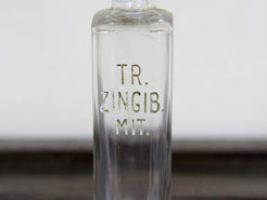Vecchia bottiglia da farmacia con tappo, bottiglia vintage trasparente, bottiglia chimica rettangolare con dicitura incisa. Lavorata artigialmente.  Dimensioni 4x7 h20cm.    per ulteriori info... mail info@etniko.it whatsapp 0039 3338778241 instagram, facebook, etsy : etnikobycrosato