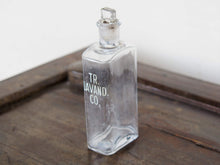 Carica l&#39;immagine nel visualizzatore di Gallery, Vecchia bottiglia da farmacia con tappo, bottiglia vintage trasparente, bottiglia chimica rettangolare con dicitura incisa. Lavorata artigialmente.  Dimensioni 4x7 h20cm.    per ulteriori info... mail info@etniko.it whatsapp 0039 3338778241 instagram, facebook, etsy : etnikobycrosato
