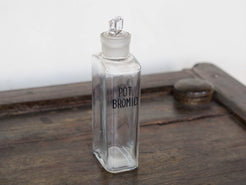 Vecchia bottiglia da farmacia con tappo, bottiglia vintage trasparente, bottiglia chimica rettangolare con dicitura incisa. Lavorata artigialmente.  Dimensioni 4x7 h20cm.    per ulteriori info... mail info@etniko.it whatsapp 0039 3338778241 instagram, facebook, etsy : etnikobycrosato