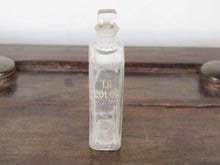 Carica l&#39;immagine nel visualizzatore di Gallery, Vecchia bottiglia da farmacia con tappo, bottiglia vintage trasparente, bottiglia chimica rettangolare con dicitura incisa. Lavorata artigialmente.  Dimensioni 4x7 h20cm.    per ulteriori info... mail info@etniko.it whatsapp 0039 3338778241 instagram, facebook, etsy : etnikobycrosato