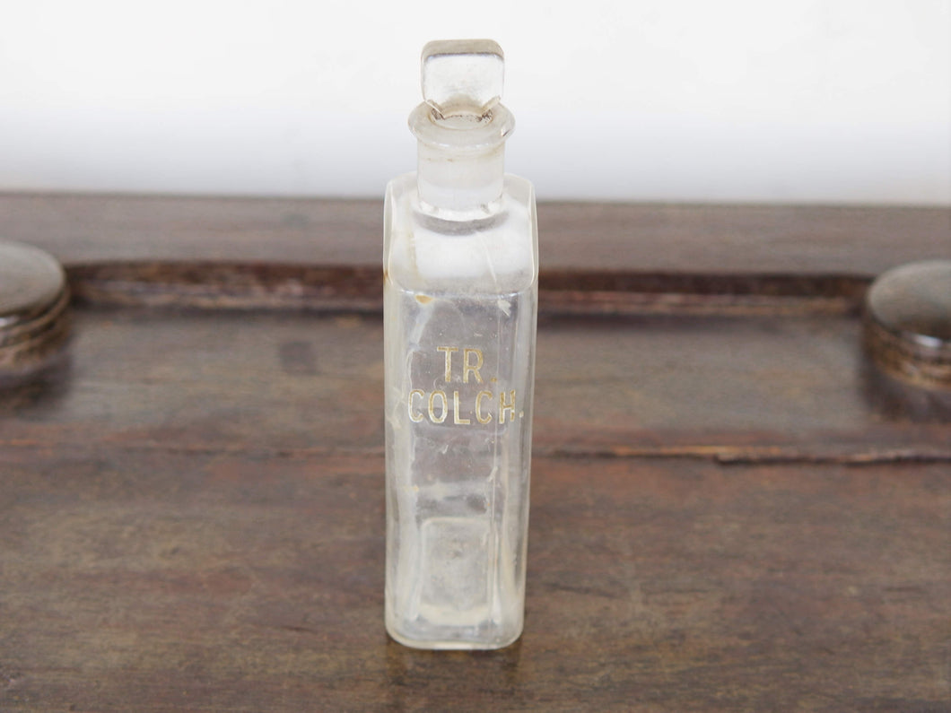 Vecchia bottiglia da farmacia con tappo, bottiglia vintage trasparente, bottiglia chimica rettangolare con dicitura incisa. Lavorata artigialmente.  Dimensioni 4x7 h20cm.    per ulteriori info... mail info@etniko.it whatsapp 0039 3338778241 instagram, facebook, etsy : etnikobycrosato