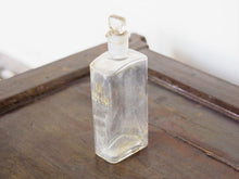 Carica l&#39;immagine nel visualizzatore di Gallery, Vecchia bottiglia da farmacia con tappo, bottiglia vintage trasparente, bottiglia chimica rettangolare con dicitura incisa. Lavorata artigialmente.  Dimensioni 4x7 h20cm.    per ulteriori info... mail info@etniko.it whatsapp 0039 3338778241 instagram, facebook, etsy : etnikobycrosato