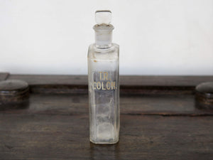 Vecchia bottiglia da farmacia con tappo, bottiglia vintage trasparente, bottiglia chimica rettangolare con dicitura incisa. Lavorata artigialmente.  Dimensioni 4x7 h20cm.    per ulteriori info... mail info@etniko.it whatsapp 0039 3338778241 instagram, facebook, etsy : etnikobycrosato