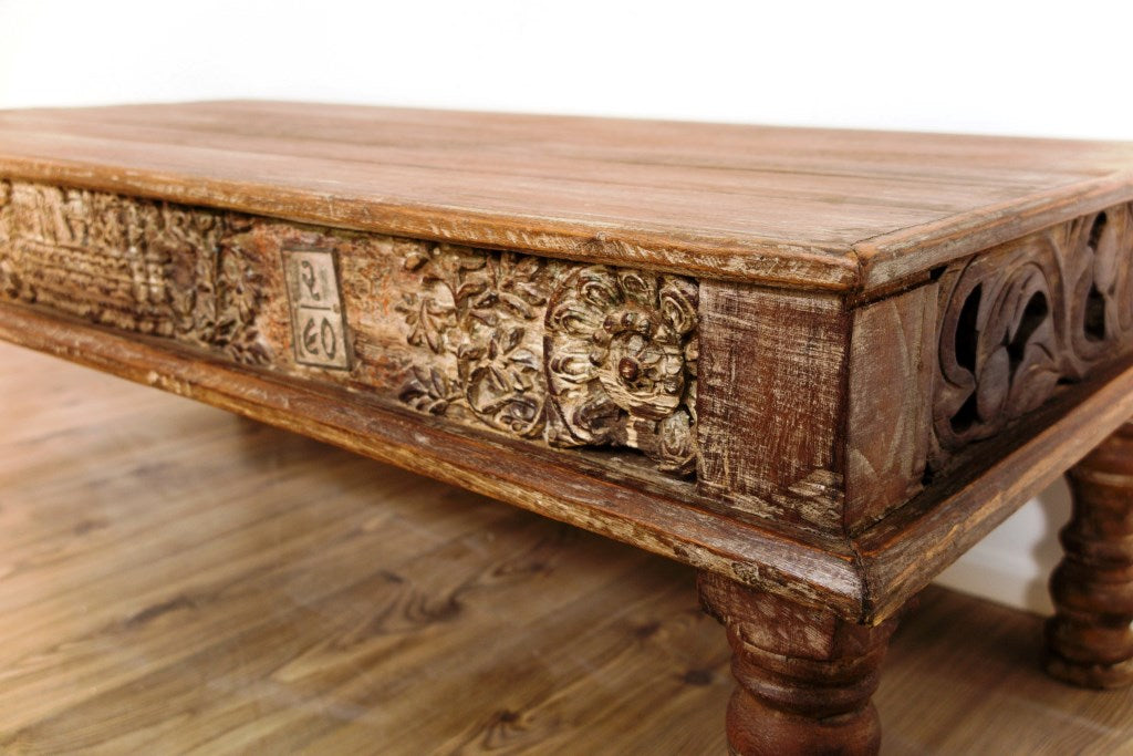 Tavolino Indiano Da Salotto Con Fregio, In Legno Di Teak, Pezzo Unico. Dimensioni 126x60xh45cm.