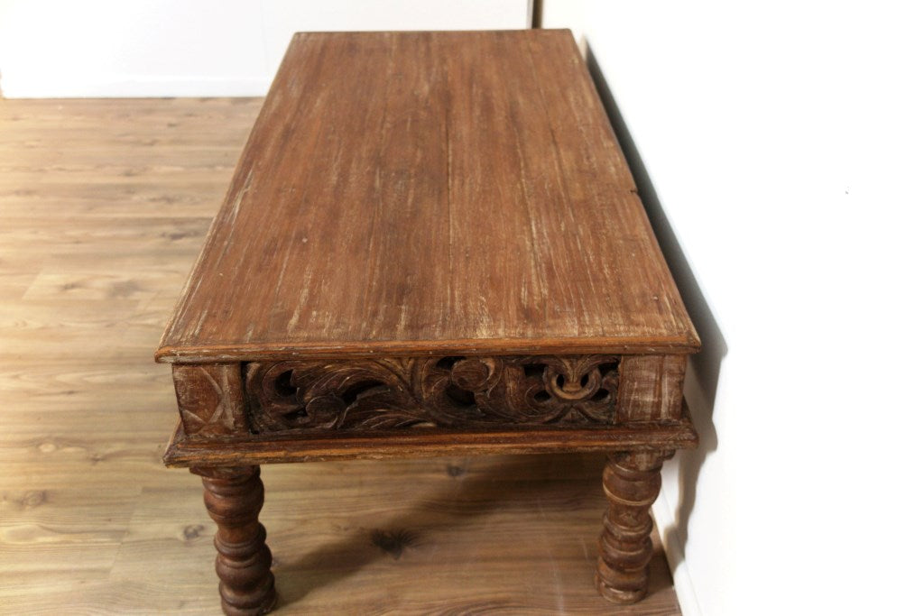 Tavolino Indiano Da Salotto Con Fregio, In Legno Di Teak, Pezzo Unico. Dimensioni 126x60xh45cm.