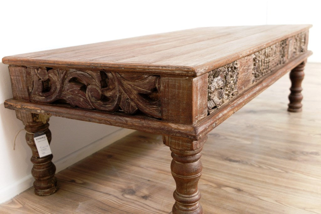 Tavolino Indiano Da Salotto Con Fregio, In Legno Di Teak, Pezzo Unico. Dimensioni 126x60xh45cm.