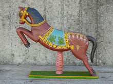 Carica l&#39;immagine nel visualizzatore di Gallery, statua indiana raffigurante un cavallo in legno di teak incisodimensioni 50x12 h45cm
