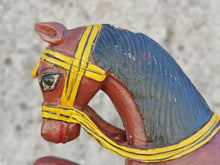 Carica l&#39;immagine nel visualizzatore di Gallery, statua indiana raffigurante un cavallo in legno di teak incisodimensioni 50x12 h45cm