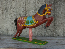 Carica l&#39;immagine nel visualizzatore di Gallery, statua indiana raffigurante un cavallo in legno di teak incisodimensioni 50x12 h45cm