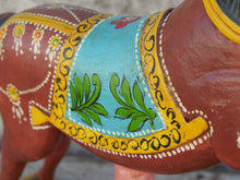 Carica l&#39;immagine nel visualizzatore di Gallery, statua indiana raffigurante un cavallo in legno di teak incisodimensioni 50x12 h45cm