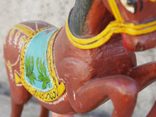 Carica l&#39;immagine nel visualizzatore di Gallery, statua indiana raffigurante un cavallo in legno di teak incisodimensioni 50x12 h45cm