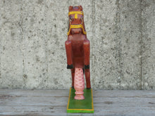 Carica l&#39;immagine nel visualizzatore di Gallery, statua indiana raffigurante un cavallo in legno di teak incisodimensioni 50x12 h45cm