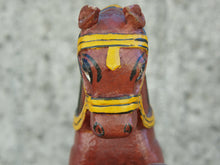 Carica l&#39;immagine nel visualizzatore di Gallery, statua indiana raffigurante un cavallo in legno di teak incisodimensioni 50x12 h45cm