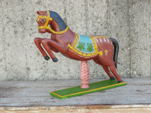 Carica l&#39;immagine nel visualizzatore di Gallery, statua indiana raffigurante un cavallo in legno di teak incisodimensioni 50x12 h45cm